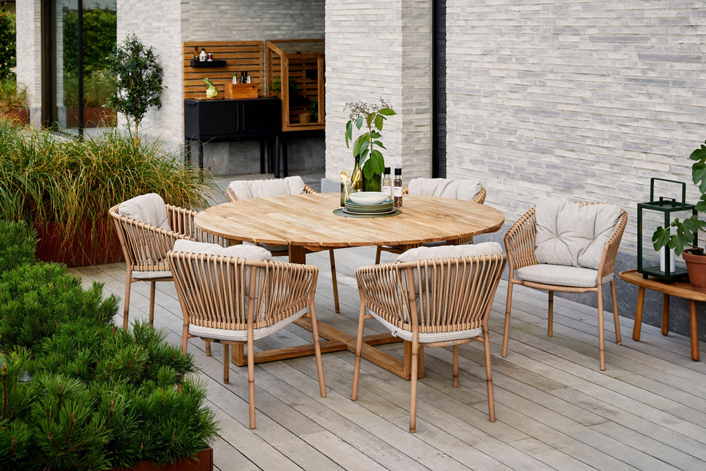 Gather your friends around the Endless table and have a comfortable evening in the Ocean chairs