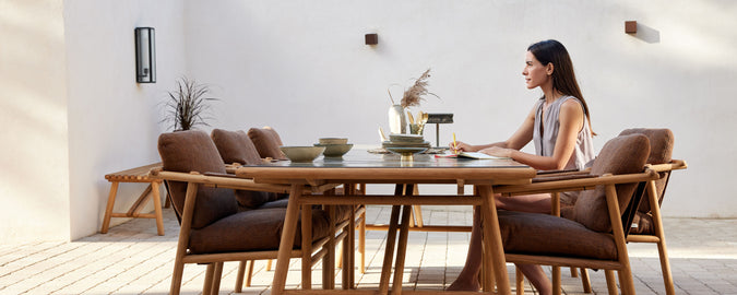 Ein stilvolles Essens-Setup mit bequemen Stühlen und einem modernen Tisch, perfekt zum Genießen von Mahlzeiten in entspannter Atmosphäre.