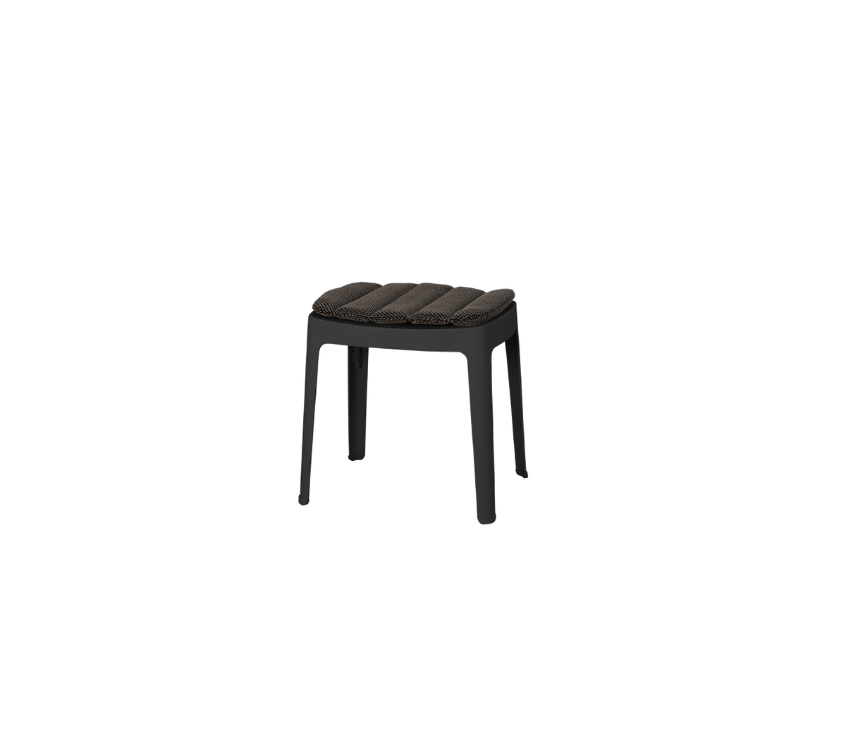 Ein schlichter, minimalistischer Hocker mit gepolsterter Sitzfläche und stabilen Beinen, perfekt für vielseitige Sitzoptionen in verschiedenen Umgebungen.