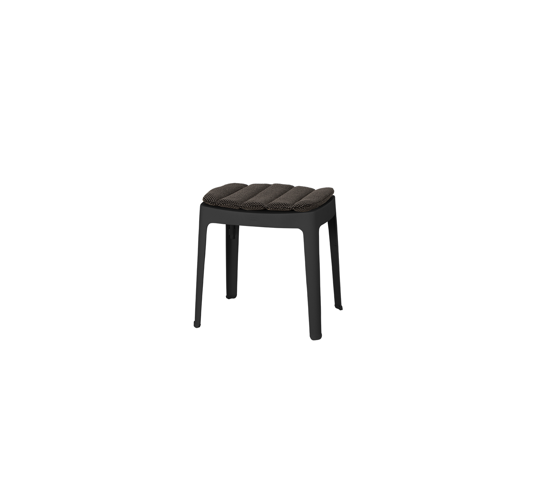 Ein schlichter, minimalistischer Hocker mit gepolsterter Sitzfläche und stabilen Beinen, perfekt für vielseitige Sitzoptionen in verschiedenen Umgebungen.