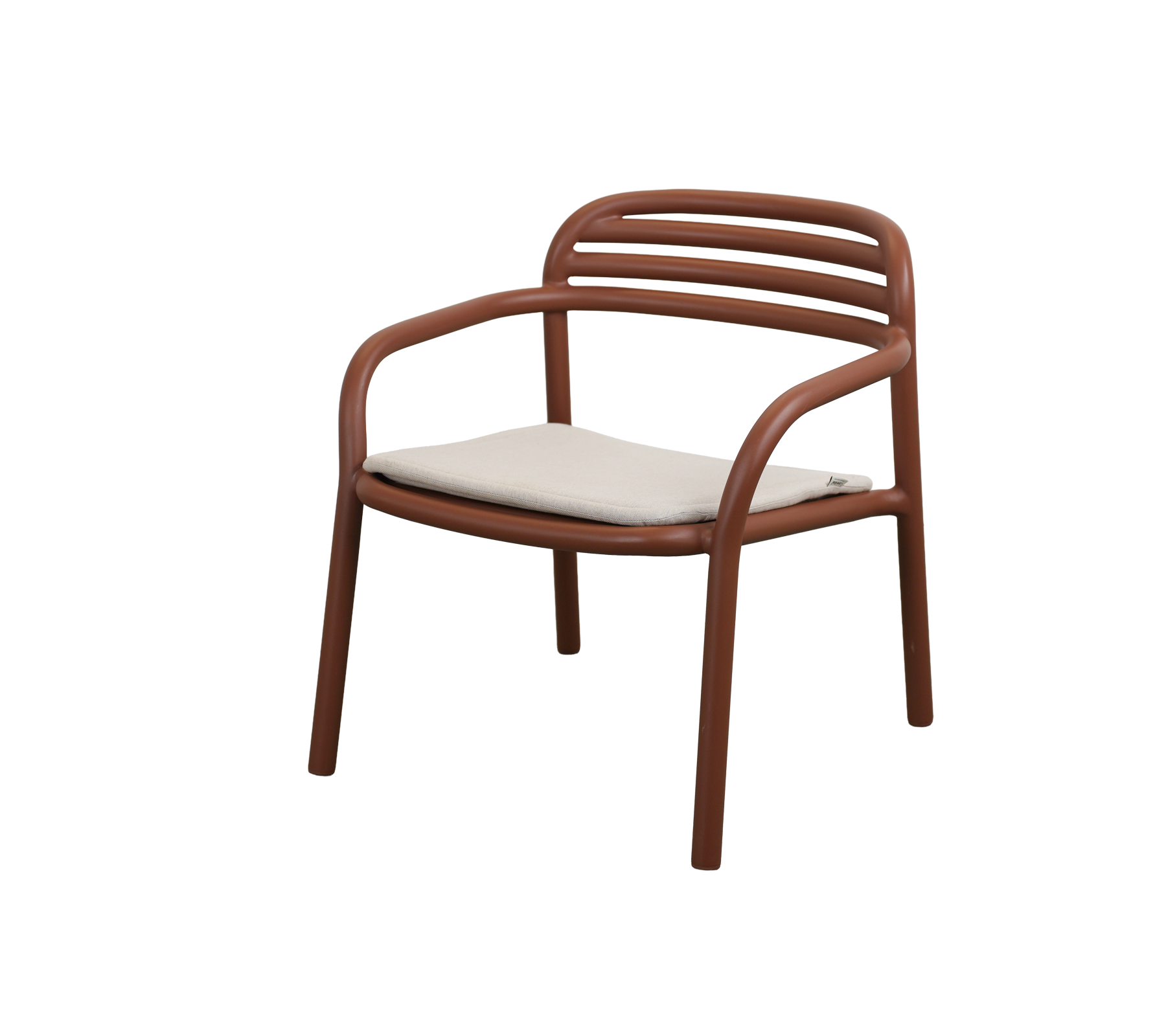 Moderne wüstenrote Stuhl mit einem Sandkissen.