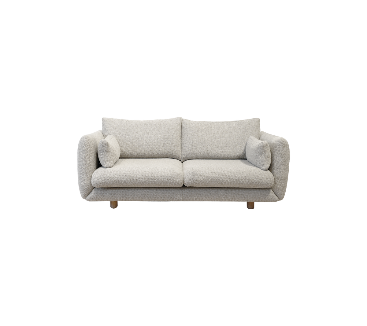 Gemütliches, hellgraues Sofa mit abgerundeten Armlehnen und zwei passenden Kissen, das auf Holzbeinen ruht. Eine stilvolle Ergänzung für jeden Wohnraum.