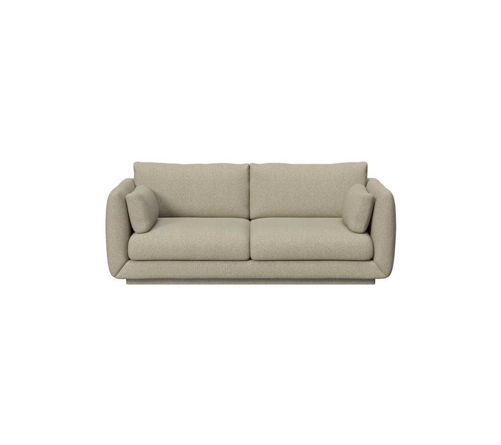 Braune Sofa mit plüschigen Kissen in einem modernen Lounge-Bereich.