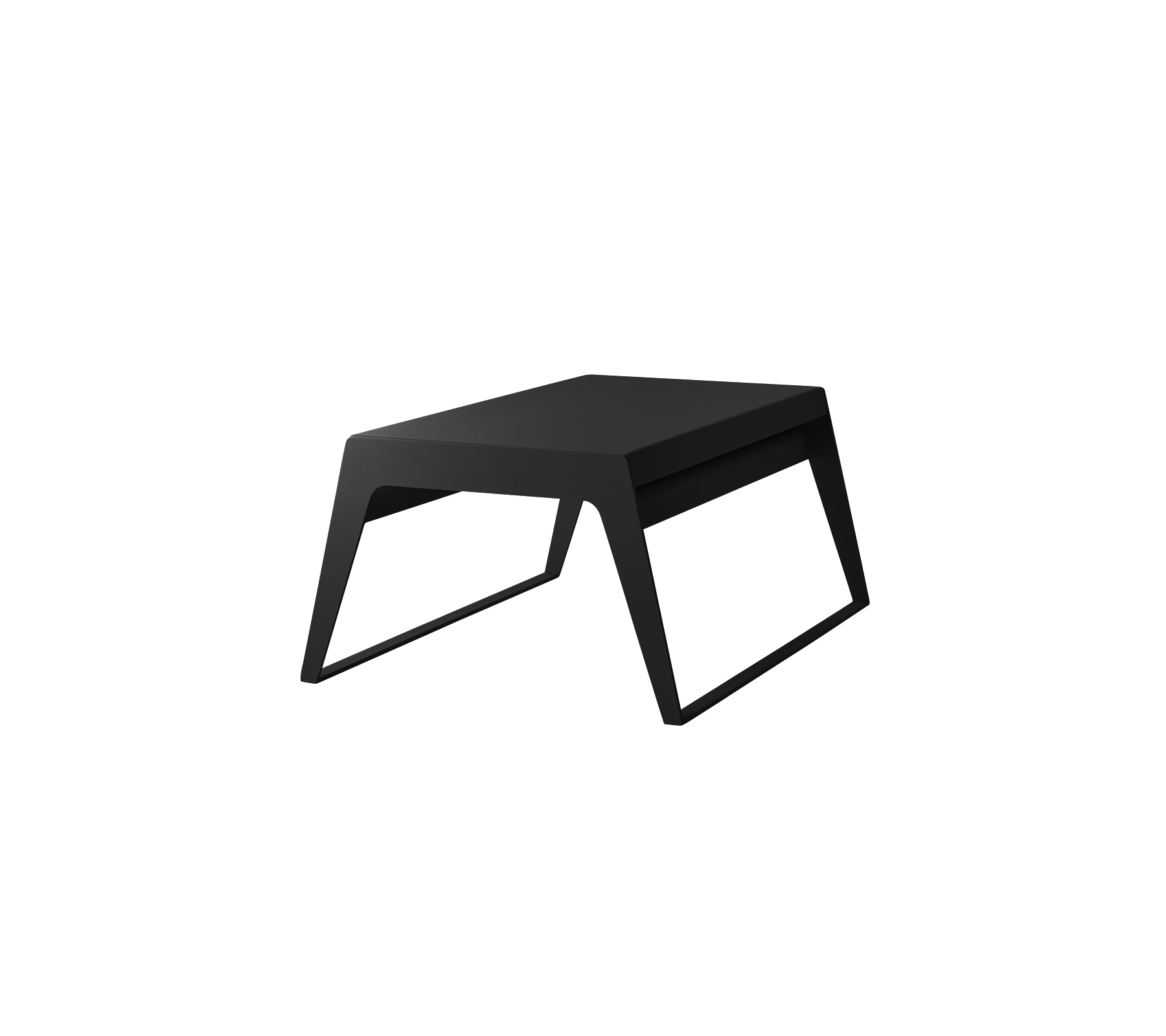 Ein minimalistischer schwarzer Tisch mit sleekem Design, der schräge Beine und eine rechteckige Tischplatte hat, geeignet für verschiedene Anwendungen.