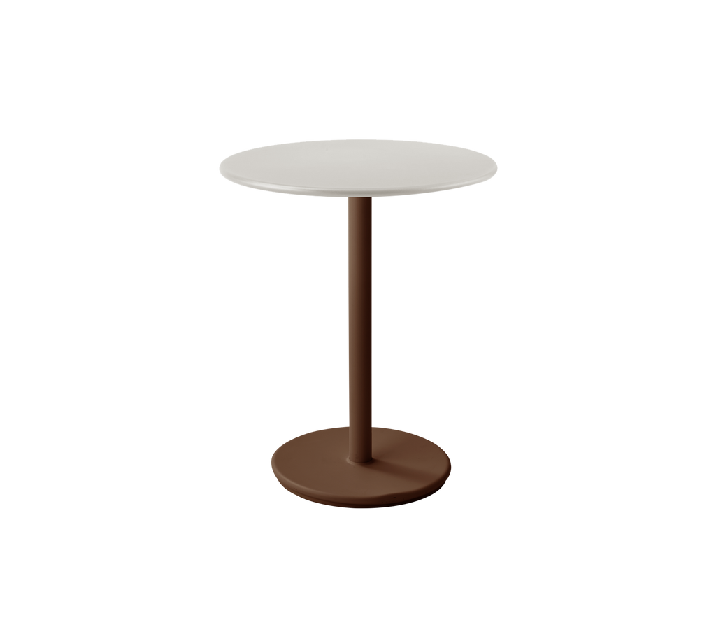 Moderner weißer Tisch mit wüstenrotem Fuß in einem stilvollen Lounge-Setting.