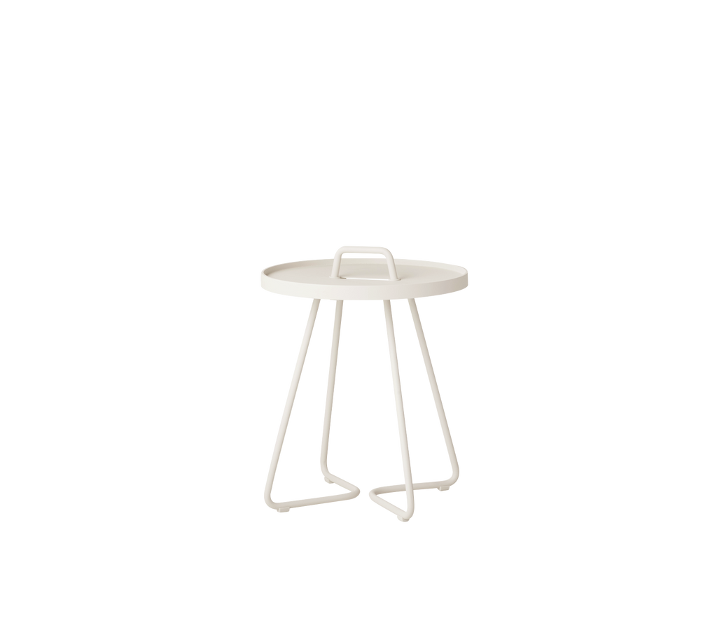 Sandbeistelltisch mit minimalistischer Gestaltung und schlanken Linien.