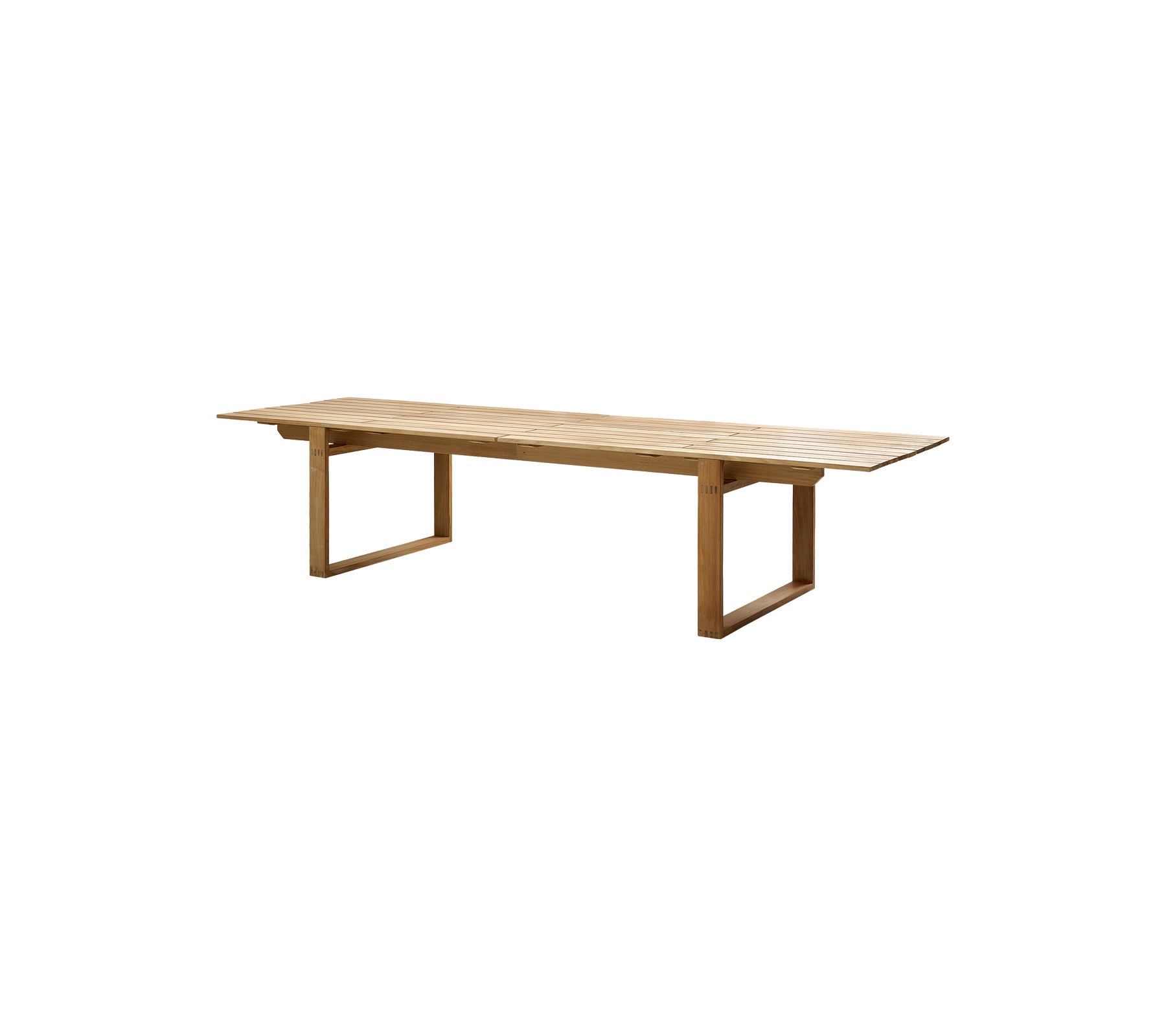 Ein langer Holztisch mit glatter Oberfläche und stabilen Beinen, ideal für Zusammenkünfte und gemeinschaftliches Essen.
