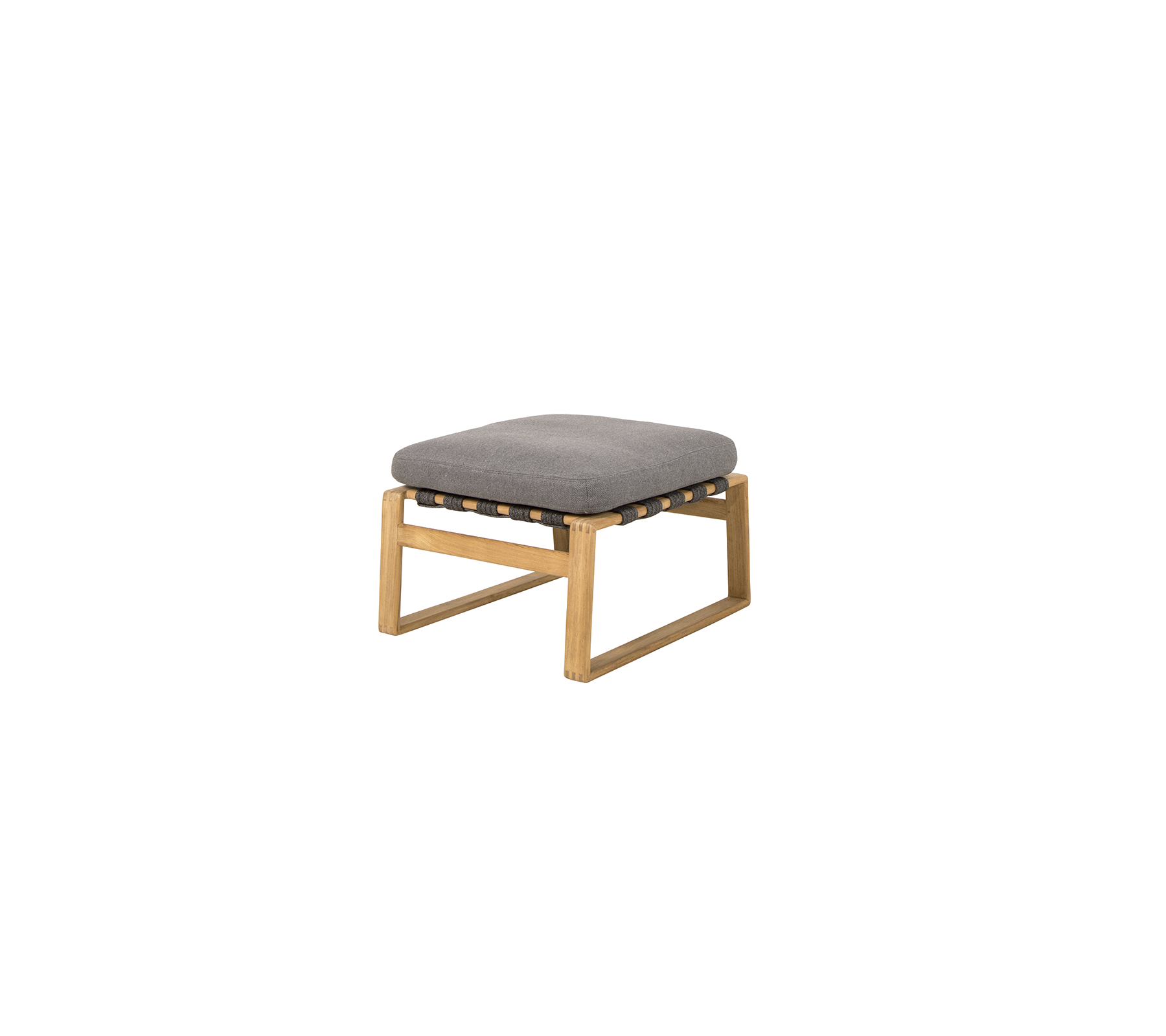 Quadratischer Ottoman mit einem grauen Kissen auf einem Holzrahmen, entworfen für Komfort und Stil.