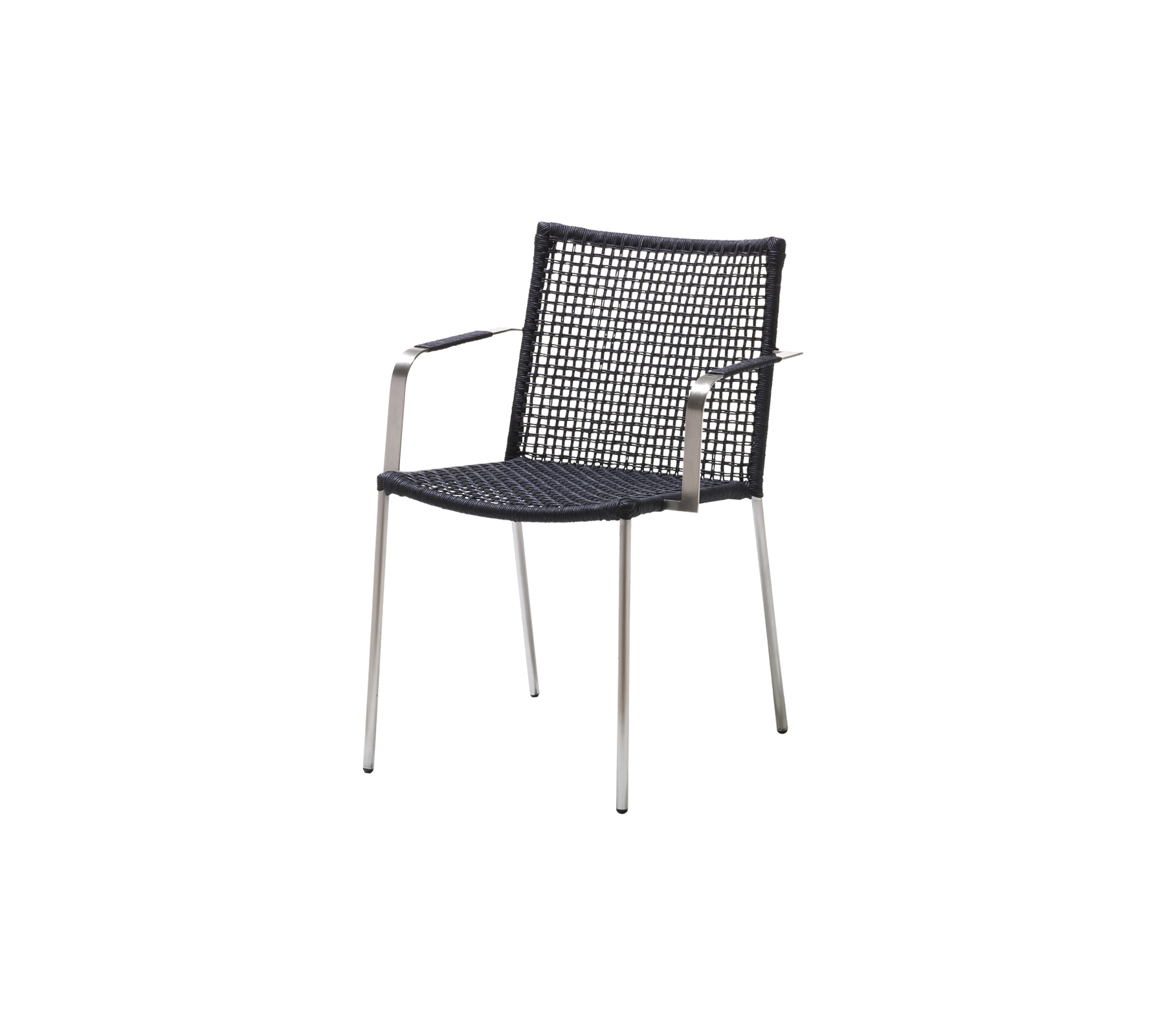 Stylischer Stuhl mit einem geflochtenen Sitz und Rückenlehne sowie schlanken Metallarmlehnen und -beinen, perfekt für lässiges Sitzen.