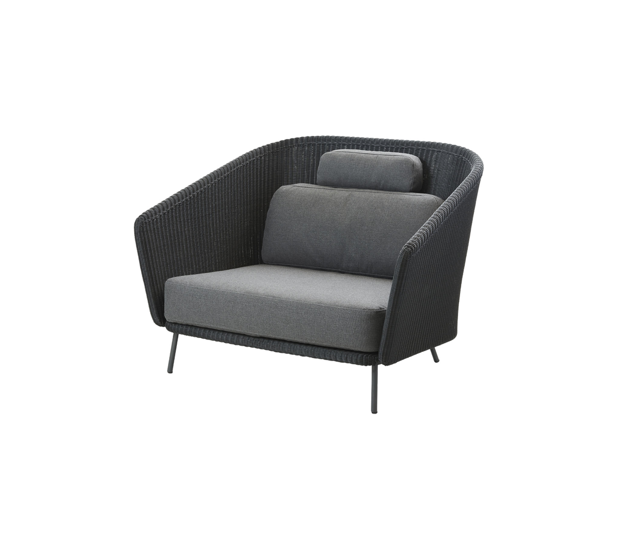 Stylischer moderner Sessel mit geschwungenem Design, dunklem Korbgeflecht und weichen grauen Kissen für Komfort.