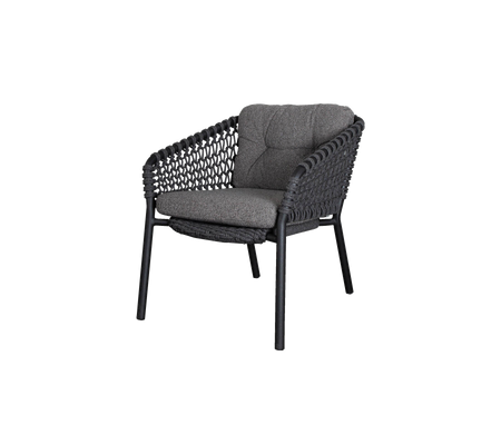 Stylischer Korbstuhl mit einem bequemen grauen Kissen, das über einen stabilen Rahmen und elegantes Design verfügt, perfekt für jeden Sitzbereich.