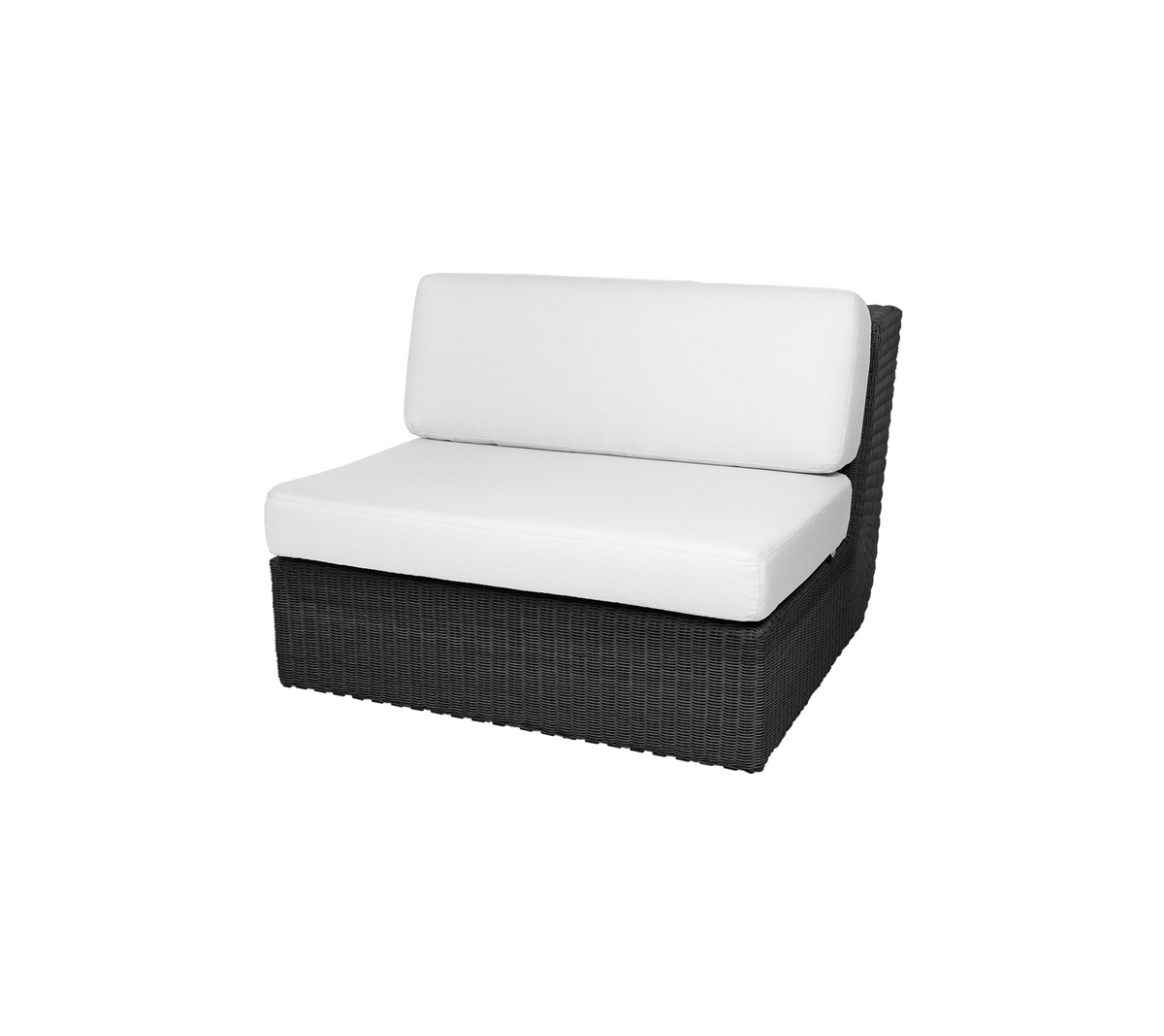 Schwarzer Rattanstuhl mit einem weißen Kissen, entworfen für Komfort und Stil in Entspannungsbereichen.