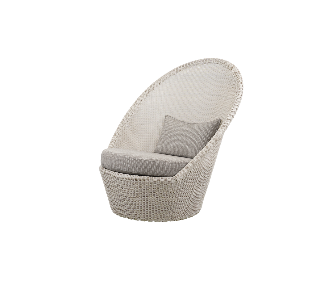 Hellbrauner Stuhl mit sandfarbenem Kissen in einer modernen Lounge-Umgebung.