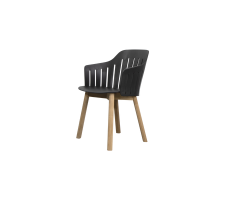 Eleganter, moderner Stuhl mit einer geformten Sitzfläche, einem lamellierten Rücken und Holzbeinen für Stil und Komfort.