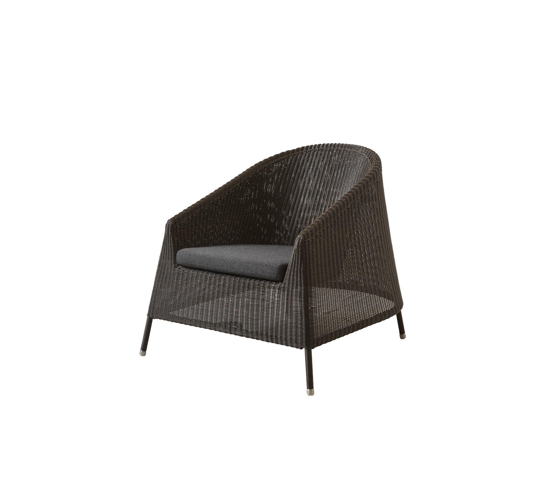 Stilvoller gewebter Stuhl mit einem geräumigen Sitz und einem bequemen Kissen, ideal zum Entspannen und zur Aufwertung jedes Raumes.