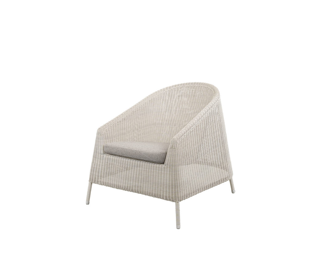 Moderne Stuhl mit einem hellbraunen Kissen in einer gemütlichen Umgebung.