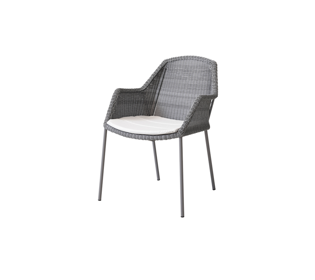 Stylischer grauer Stuhl mit einem geflochtenen Design und einem leichten Kissen, perfekt für entspanntes Sitzen in verschiedenen Umgebungen.