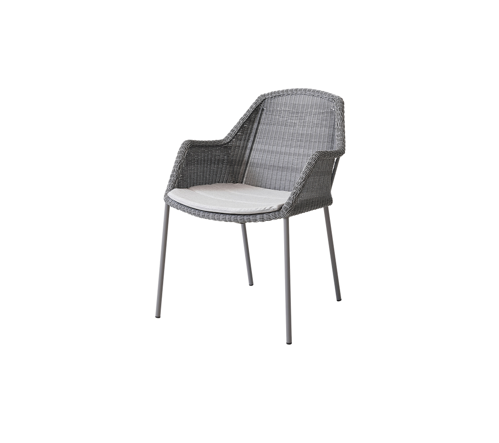 Stylischer grauer Gewebestuhl mit einem bequemen weißen Kissen, perfekt um modernen Flair in jeden Raum zu bringen.