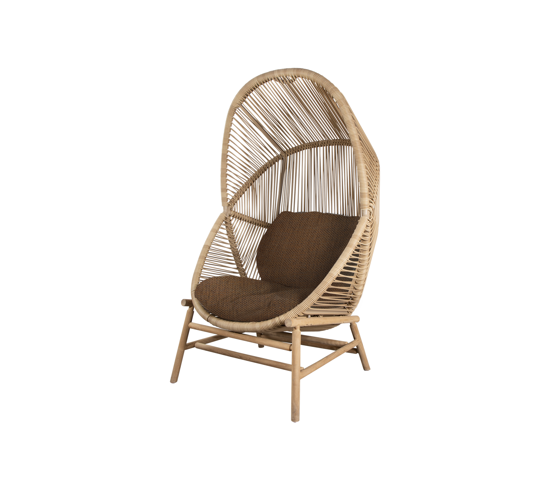 Stylischer Rattanstuhl mit hohem, gebogenem Rücken und plüschiger brauner Kissen, perfekt zum Entspannen und zur Verschönerung jedes Raumes.