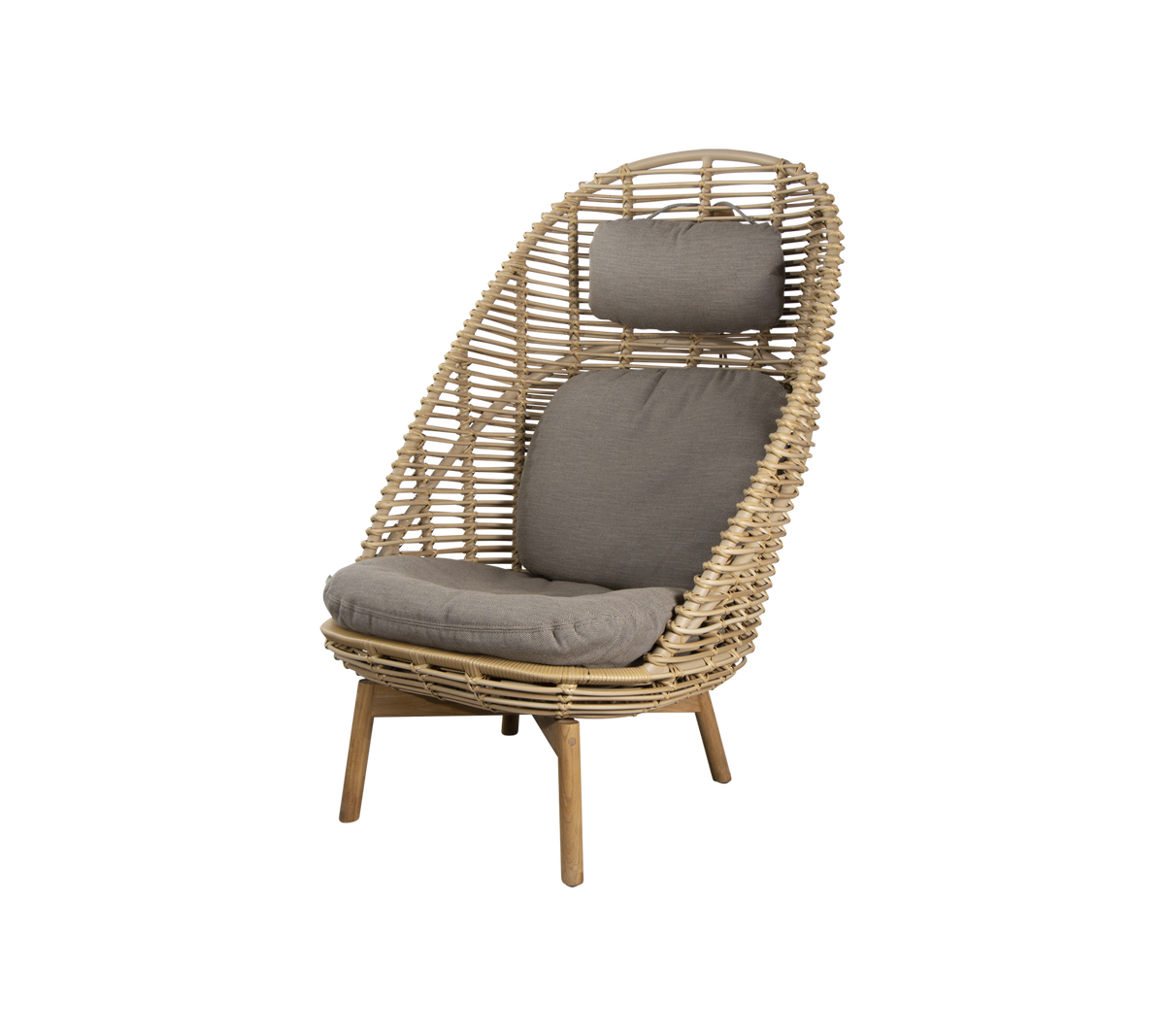 Stylischer Korbstuhl mit hohem Rückenlehne und weichen grauen Kissen, perfekt für Entspannung und zeitgenössische Dekoration.