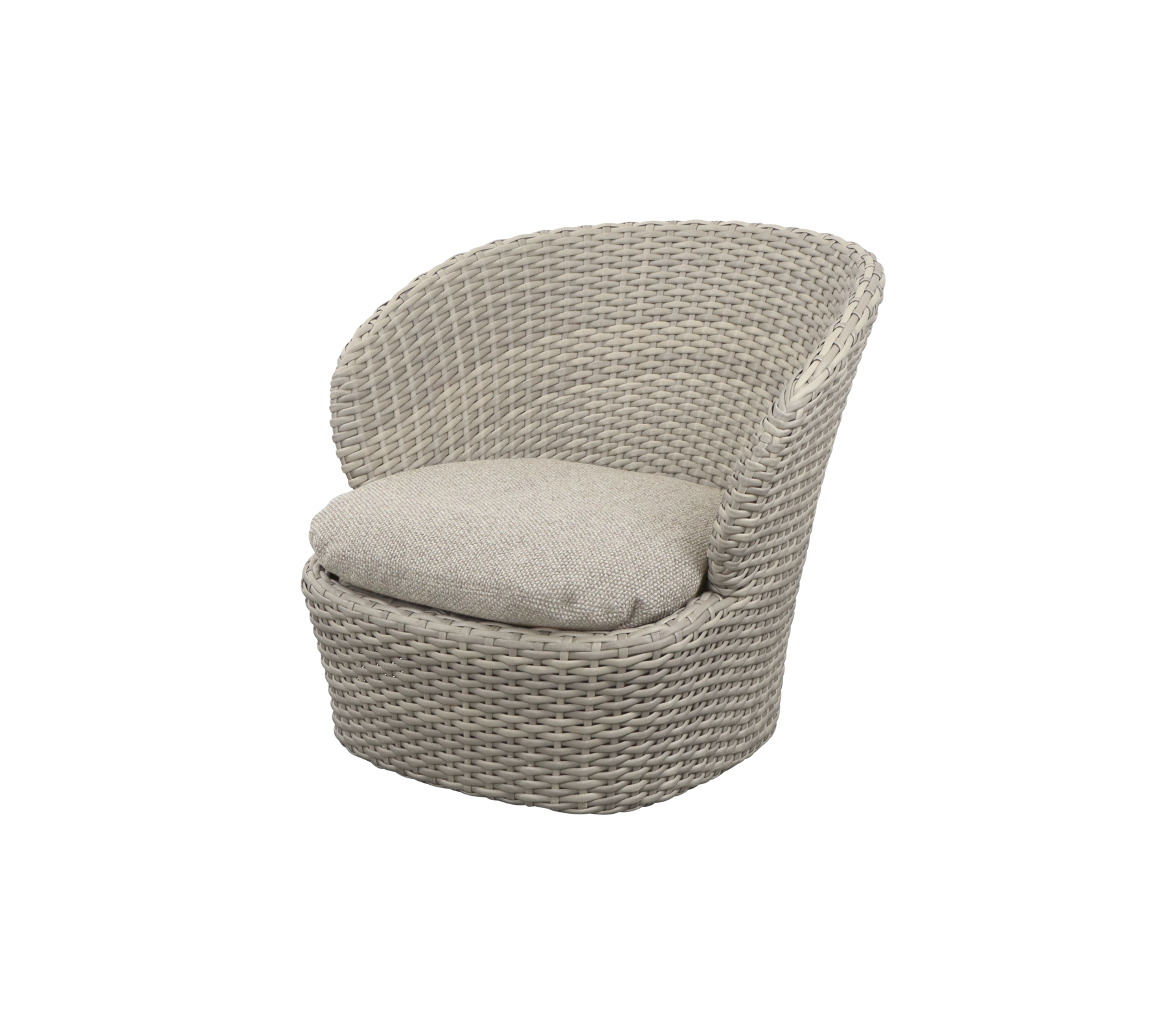 Gemütlicher, geschwungener Stuhl mit einem geflochtenen Design und kissen, der eine bequeme Sitzgelegenheit zum Entspannen bietet.