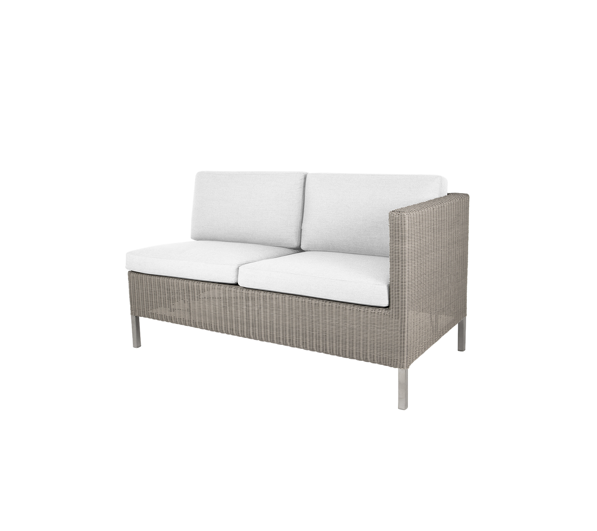 Bequemes Zweisitzer-Sofa mit modernem Design, ausgestattet mit weichen weißen Kissen und einem stilvollen geflochtenen Rahmen. Ideal zum Entspannen.