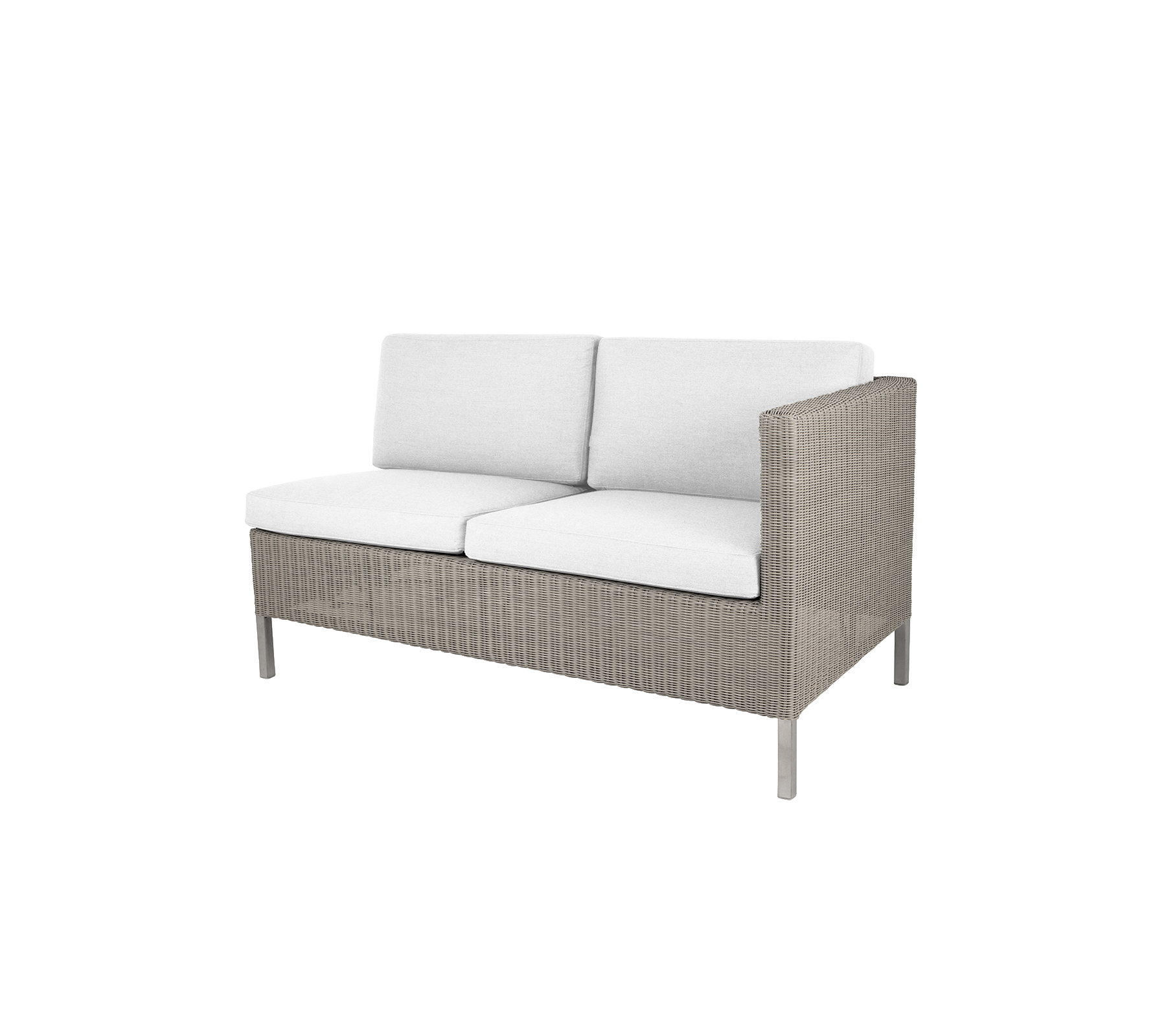 Bequemes Zweisitzer-Sofa mit modernem Design, ausgestattet mit weichen weißen Kissen und einem stilvollen geflochtenen Rahmen. Ideal zum Entspannen.