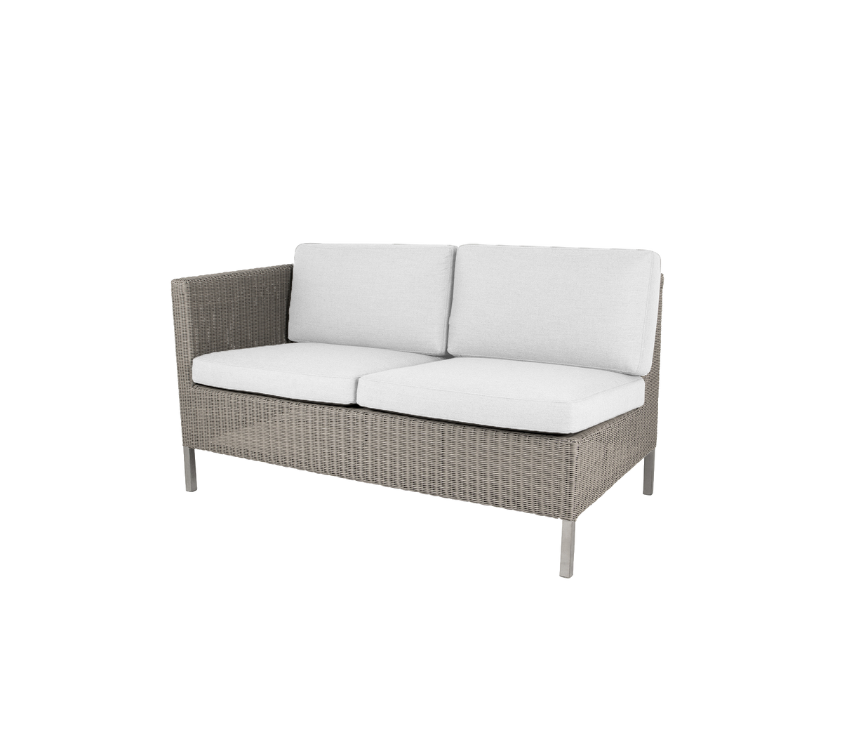 Grau geflochtene Loveseat mit kuscheligen weißen Kissen, entworfen für Komfort und Stil in lässigen Sitzbereichen.