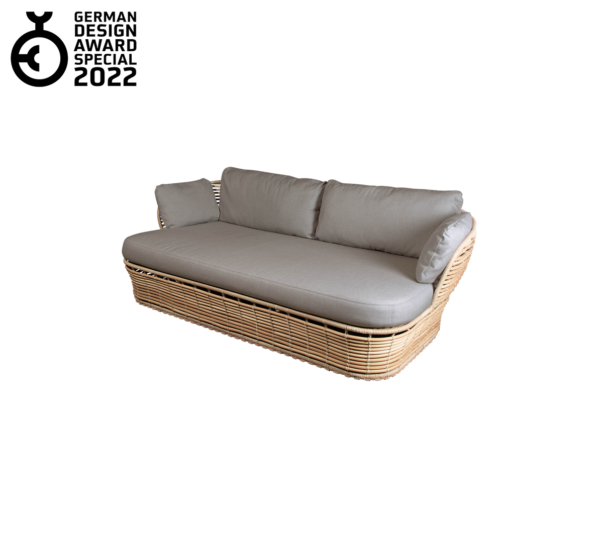 Zeitgenössisches Sofa mit geflochtener Basis und plüschigen grauen Kissen, das ein schlankes Design und eine elegante Ästhetik aufweist. Ausgezeichnet im Jahr 2022.