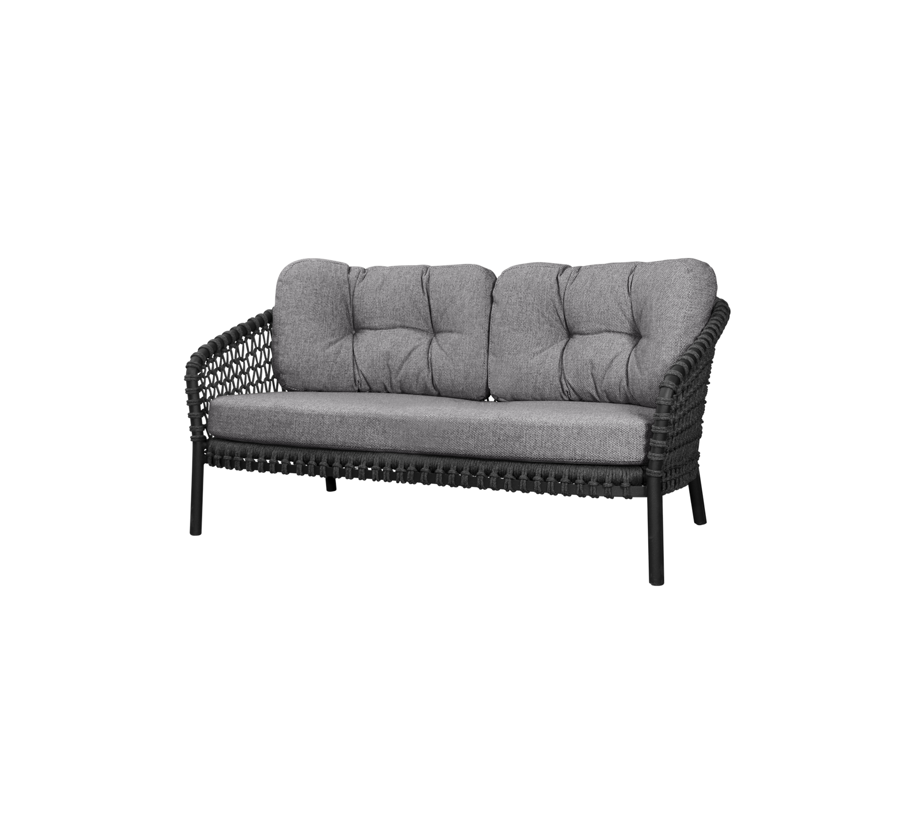 Zweisitzer-Sofa mit einem geflochtenen Rahmen und weichen grauen Kissen, entworfen für Komfort und Stil. Ideal für Sitzgelegenheiten in jedem Raum.