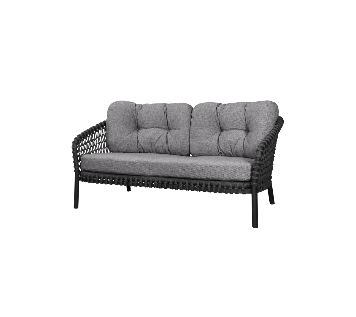 Zweisitzer-Sofa mit einem geflochtenen Rahmen und weichen grauen Kissen, entworfen für Komfort und Stil. Ideal für Sitzgelegenheiten in jedem Raum.