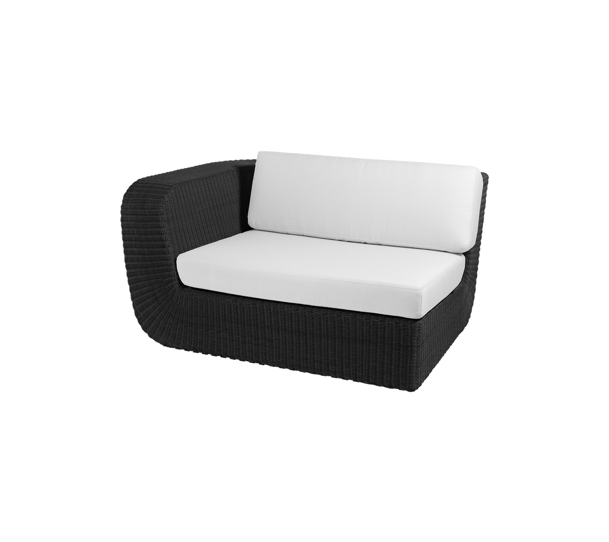 Modernes schwarzes Korb-Love-Seat mit weißen Kissen, perfekt für gemütliches Sitzen und stilvolle Dekorationen im Freien oder drinnen.
