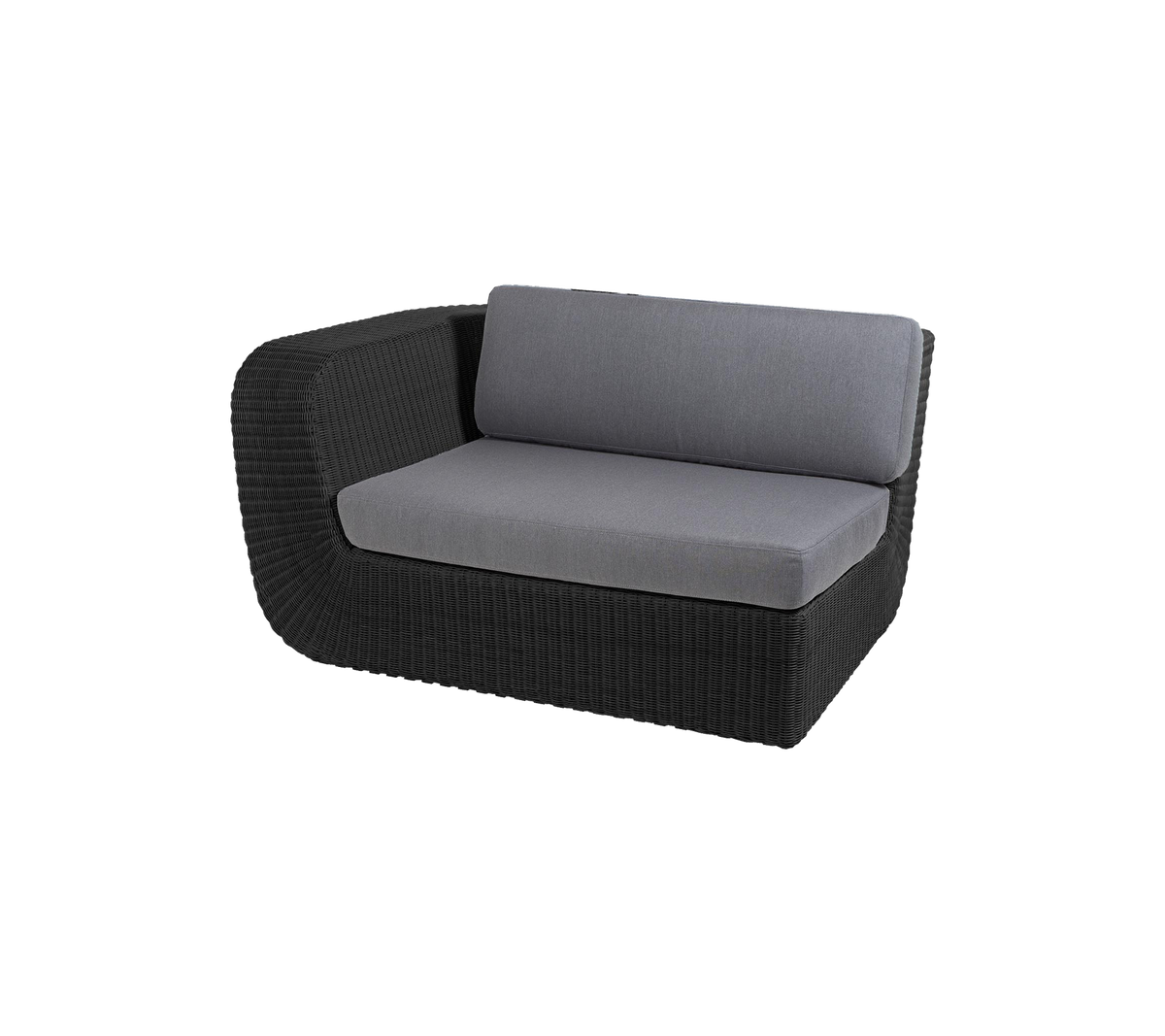 Moderne Zweisitzer-Sofa mit einem schlanken schwarzen Rattanrahmen und weichen grauen Kissen für Komfort und Stil. Ideal zum Entspannen.