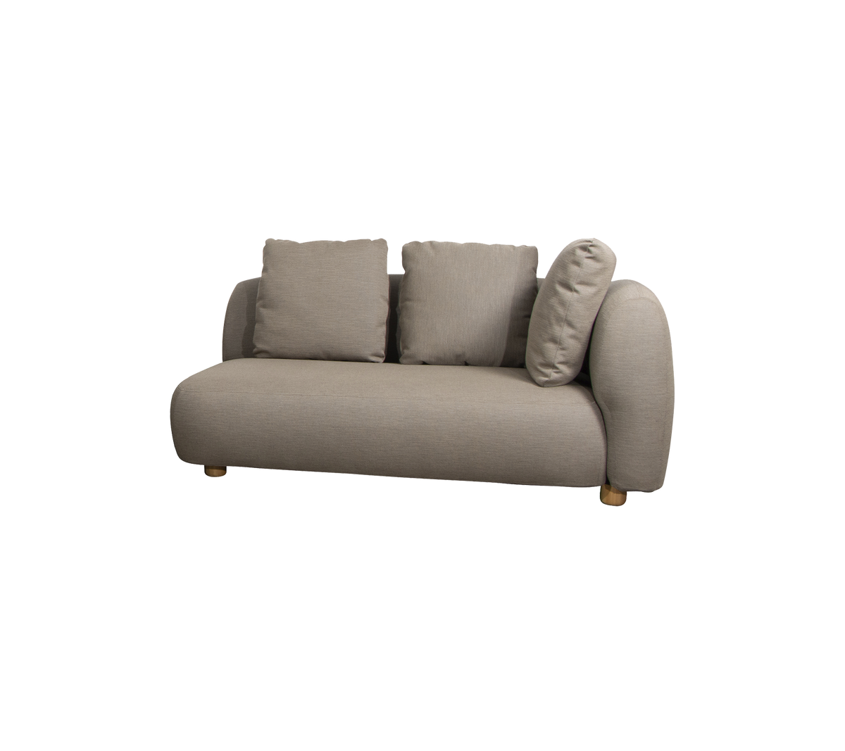 Stilvolle Sofa mit rundem Design und drei plüschigen Kissen, gepolstert in einem weichen, neutralen Stoff mit Holzbeinen.