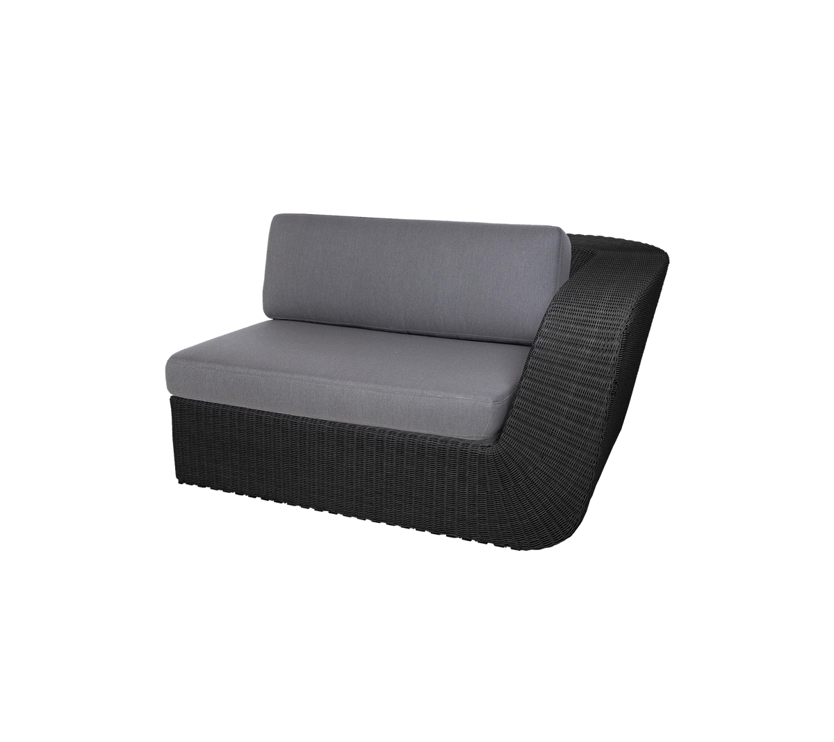 Stylischer, geschwungener Loveseat mit einem eleganten schwarzen Geflecht-Basis und bequemen grauen Kissen für modernes Sitzen.