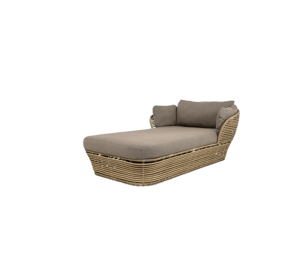 Stilvolle outdoor-Liege mit einem beigen Kissen und einem geflochtenen Korbgestell, ideal zum Entspannen in Gärten oder auf Terrassen.