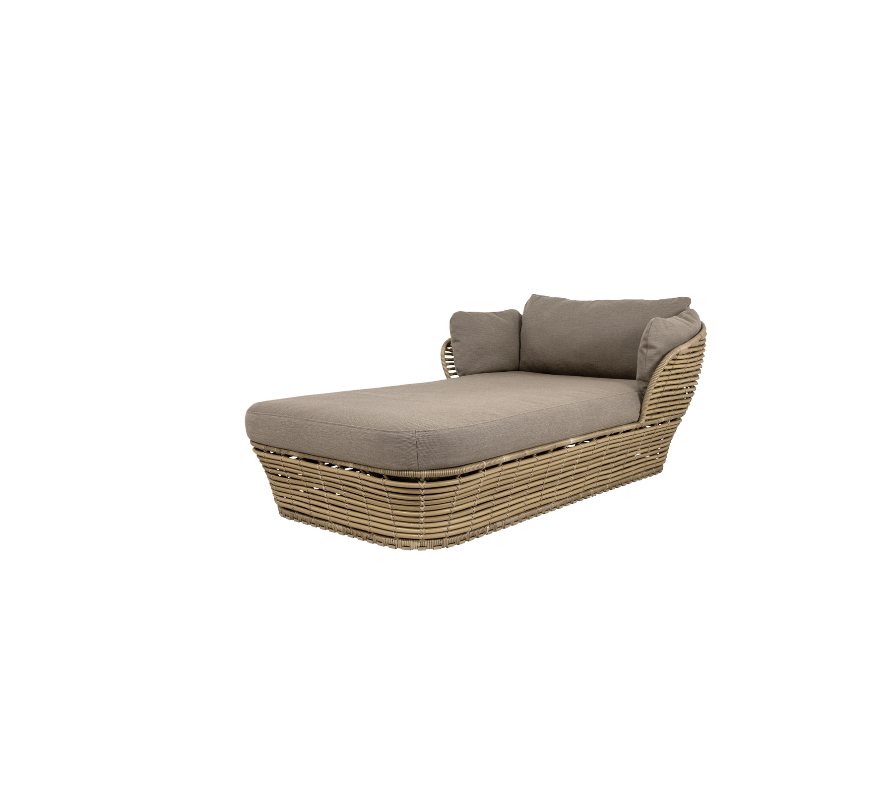 Stilvolle outdoor-Liege mit einem beigen Kissen und einem geflochtenen Korbgestell, ideal zum Entspannen in Gärten oder auf Terrassen.