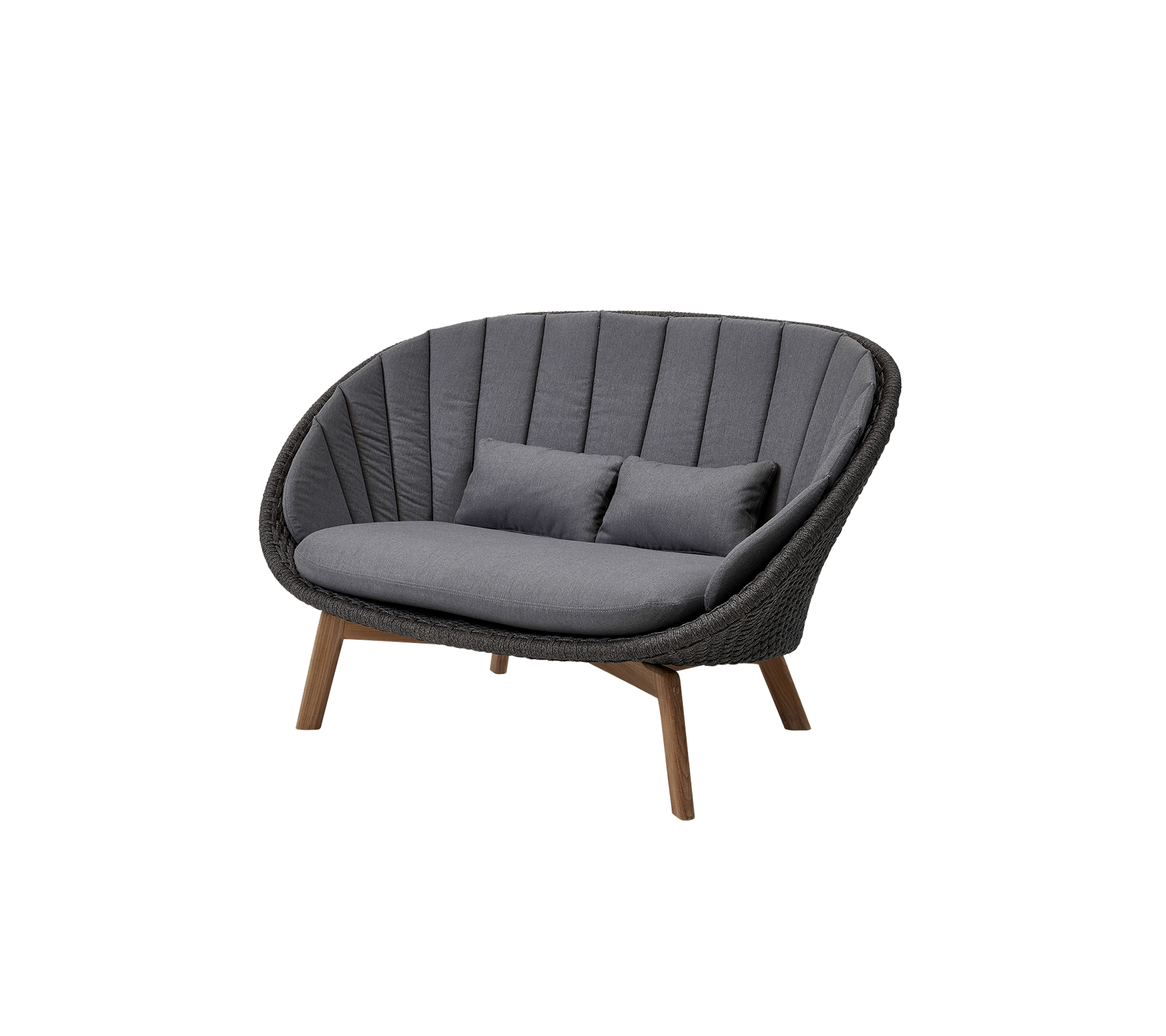 Kurven Zweisitzer-Sofa mit einem grauen Stoffsitz und Rückenlehne, ergänzt durch zwei Akzentkissen und Holzbeine.