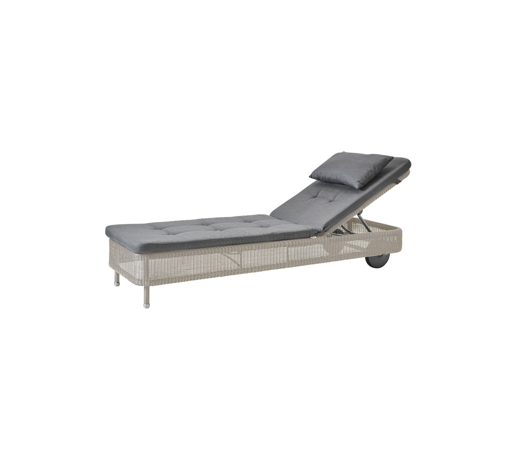 Moderne graue Chaiselong mit einem Sandkissen.