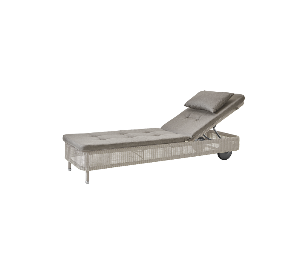 Taupe Lounge-Stuhl mit verstellbarer Rückenlehne in modernem Design.