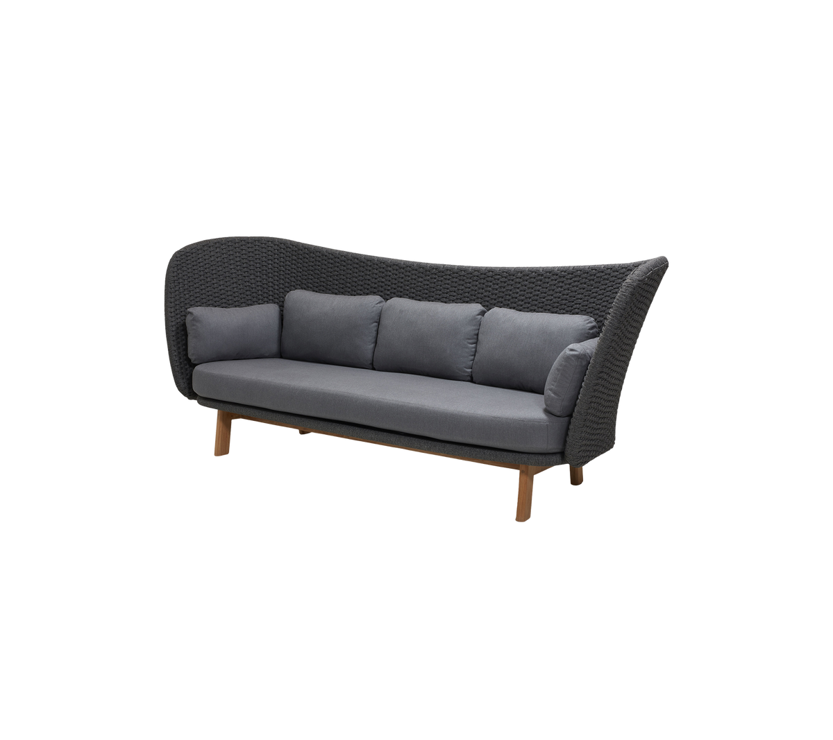 Stilvolle Dreisitzer-Couch mit einem gewebten Design und plüschigen grauen Kissen, unterstützt von Holzbeinen für einen einladenden Look.