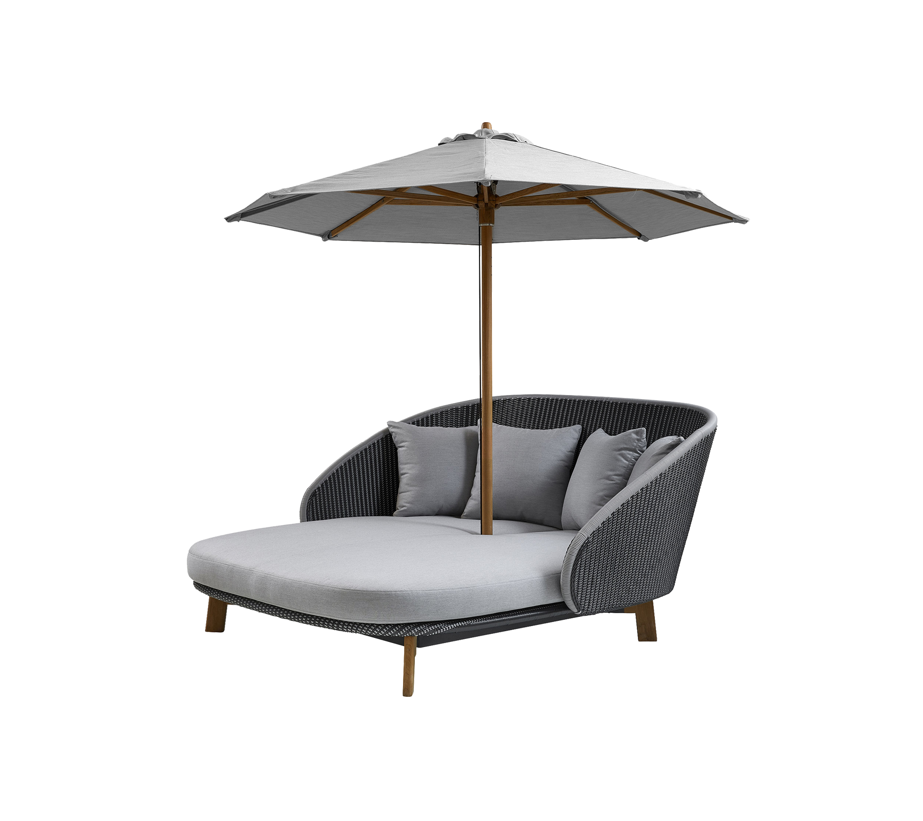 Stylevolle Loungestuhl für den Außenbereich mit gepolstertem Sitz, drei dekorativen Kissen und einem großen Sonnenschirm für Schatten. Perfekt zum Entspannen.