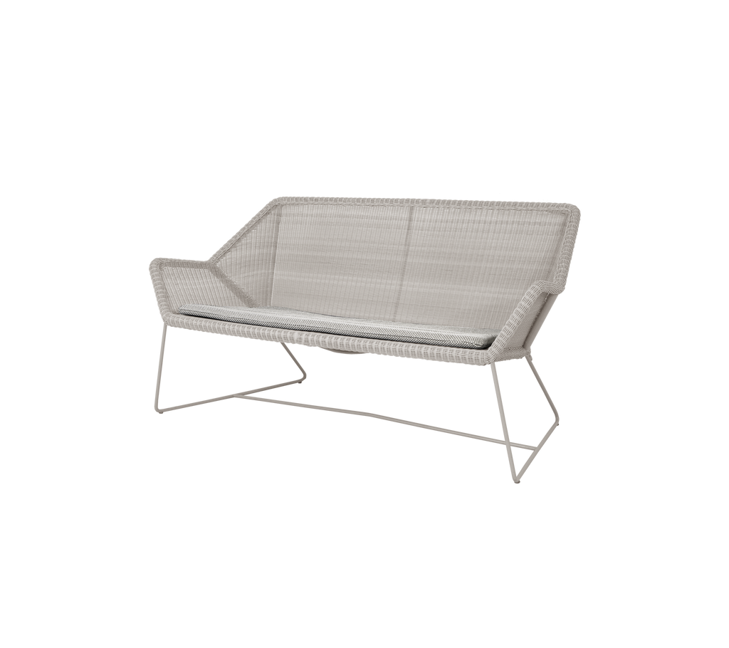 Hellgraues modernes Sofa mit einem schlanken Design.