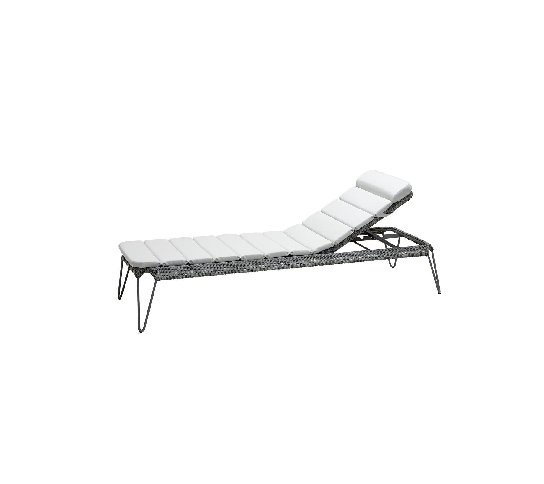 Leichter, verstellbarer Liegestuhl mit elegantem Design und bequemen weißen Kissen, perfekt zum Entspannen und Sonnenbaden.