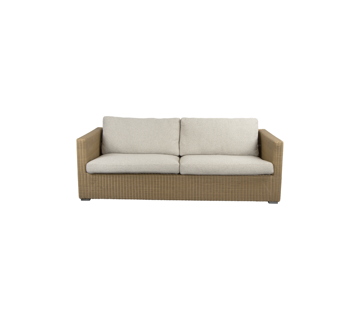 Ein stilvolles, zweisitziges Sofa mit einem geflochtenen Untergestell und weichen, neutralen Kissen für Komfort und modernes Design.