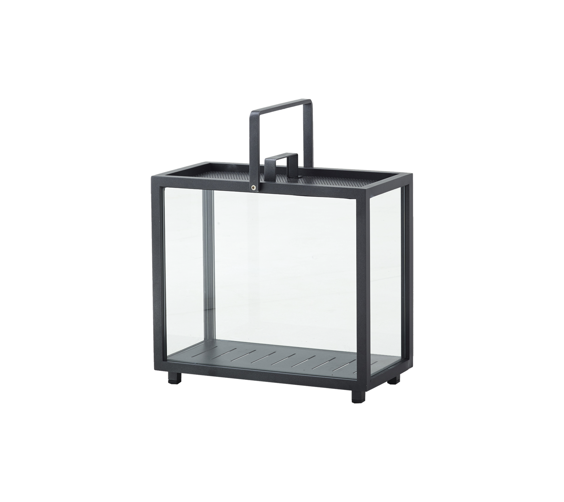 Eine dekorative Laterne mit einem Glasgehäuse und einem Metallrahmen, ausgestattet mit einem Griff für einfaches Tragen. Ideal zum Halten von Kerzen oder Lichtern.