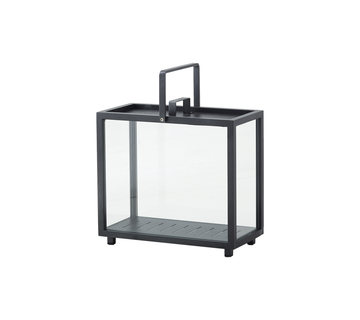 Eine dekorative Laterne mit einem Glasgehäuse und einem Metallrahmen, ausgestattet mit einem Griff für einfaches Tragen. Ideal zum Halten von Kerzen oder Lichtern.