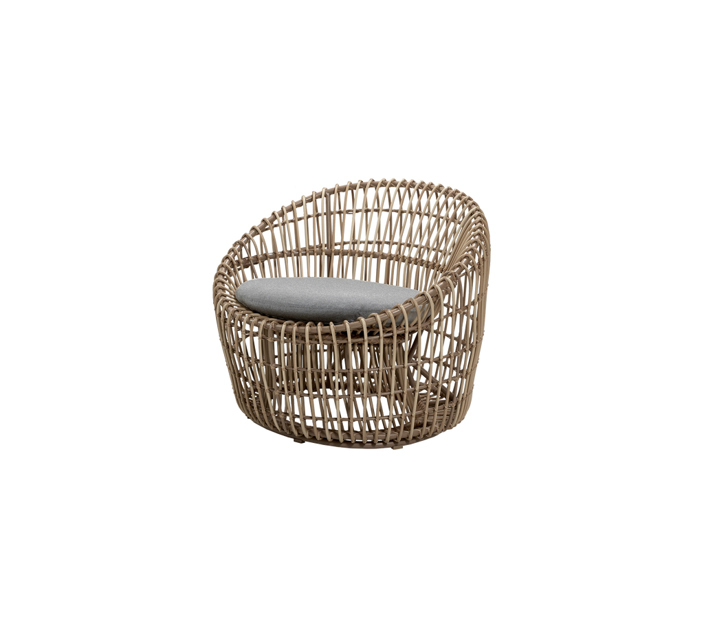 Moderne Stuhl mit einem grauen Kissen in einem hellen, natürlichen Design.