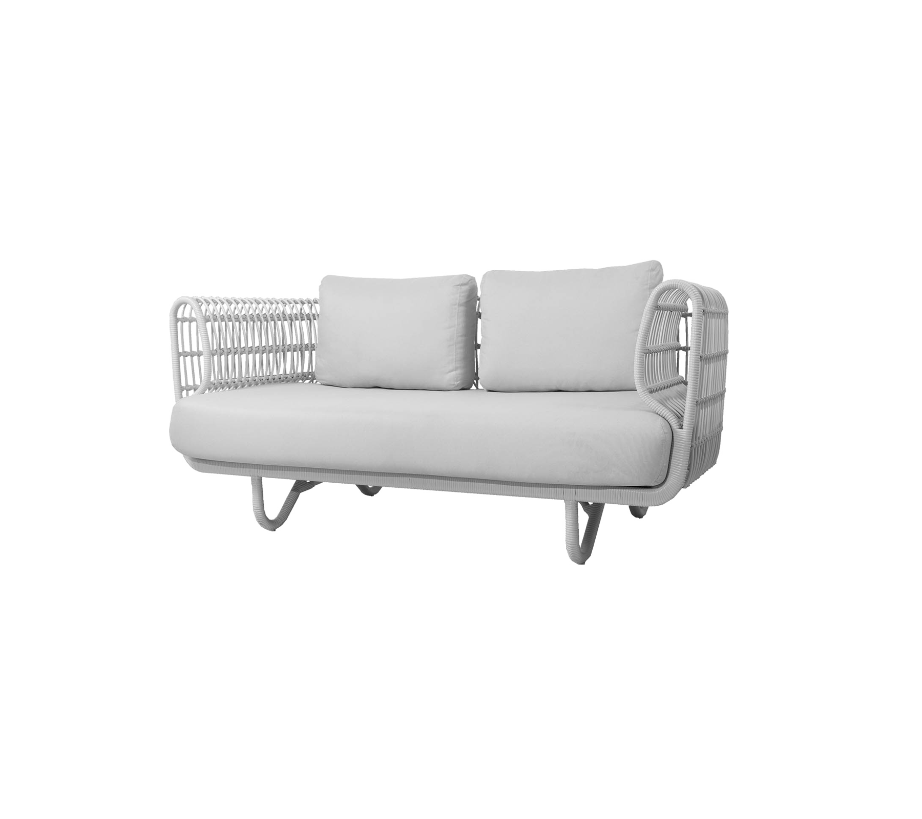 Stilvolles Zweisitzer-Sofa mit sleekem Design, ausgestattet mit weichen Kissen und dekorativen geflochtenen Armlehnen in einem neutralen Farbschema.