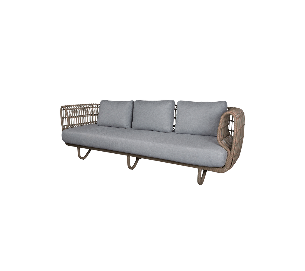 Moderne Sofa mit grauen Kissen in einem stilvollen Design.